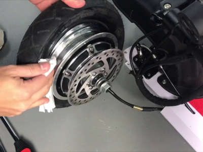 Reparación pinchazo rueda patinete eléctrico